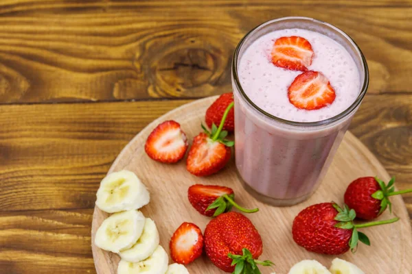 Egy Pohár Friss Epres Banános Smoothie Fából Készült Asztalon — Stock Fotó