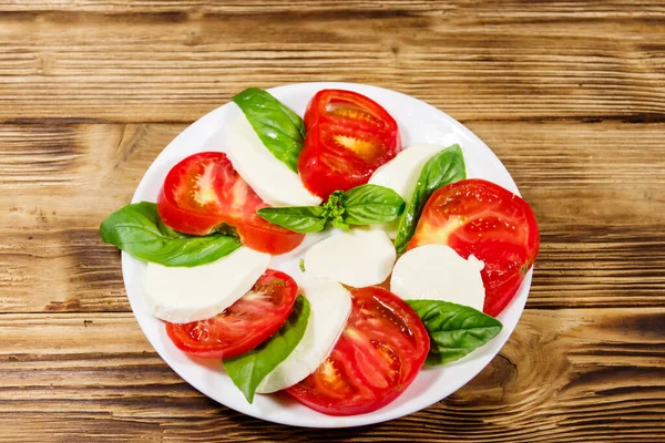 Salade Caprese Italienne Avec Tomates Fromage Mozzarella Basilic Sur Une — Photo