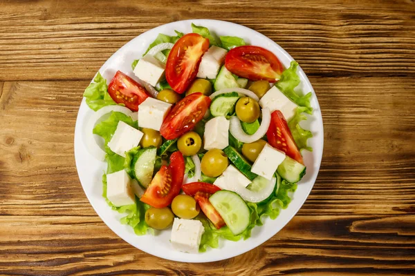 Salada Grega Com Legumes Frescos Queijo Feta Azeitonas Verdes Mesa — Fotografia de Stock