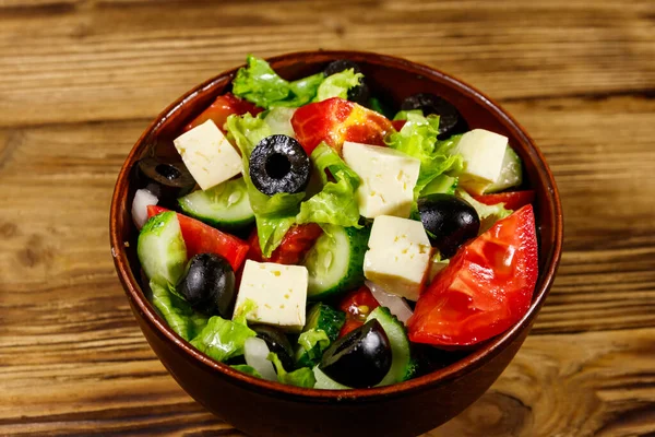 Ensalada Griega Con Verduras Frescas Queso Feta Aceitunas Negras Sobre —  Fotos de Stock