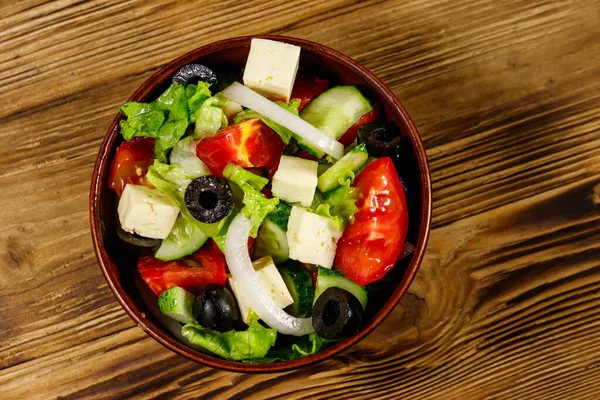 Salada Grega Com Legumes Frescos Queijo Feta Azeitonas Pretas Mesa — Fotografia de Stock