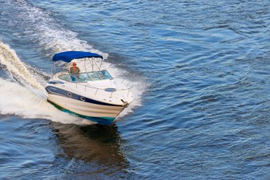 Kiev, Ukrayna - 27 Haziran 2020: Ukrayna 'nın Kiev kentindeki Dinyeper nehri üzerinde beyaz sürat teknesi