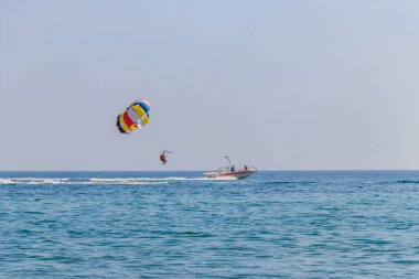 Lazurne, Ukrayna - 18 Temmuz 2020: Lazurne, Ukrayna 'da Karadeniz' de Parasailing