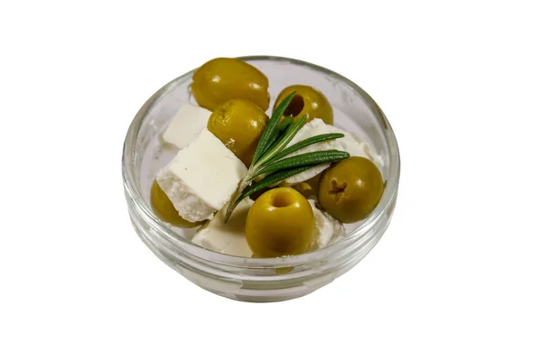 Feta Cubetti Formaggio Con Olive Verdi Rosmarino Ciotola Vetro Isolato — Foto Stock