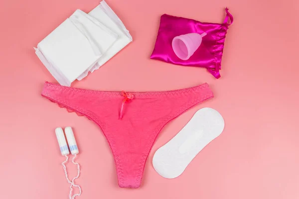 Calcinhas Femininas Com Copos Menstruais Absorventes Higiênicos Tampões Fundo Rosa — Fotografia de Stock