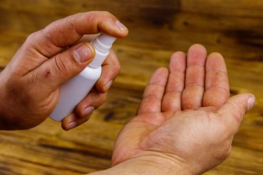 El dezenfektanı kullanan erkek elleri. Koronavirüs önleme kavramı