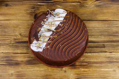 Tahta bir masada lezzetli çikolatalı pasta. Üst görünüm