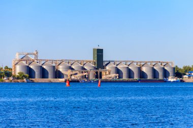 Dinyeper nehrinin kıyısında tahıl depolamak için modern ambarlar