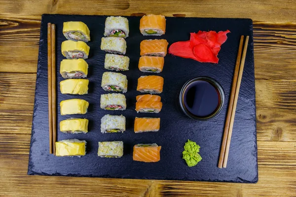 Conjunto Rollos Sushi Sobre Una Pizarra Piedra Negra Sobre Una — Foto de Stock