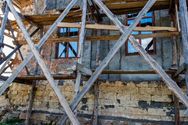 Reconstrucción Del Antiguo Edificio Con Andamios Madera Antiguos —  Fotos de Stock