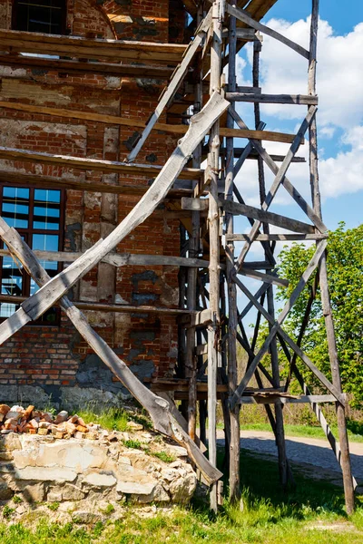 Реконструкция Старого Здания Старыми Деревянными Лесами — стоковое фото