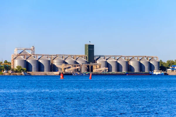 Dinyeper nehrinin kıyısında tahıl depolamak için modern ambarlar