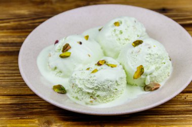 Ahşap masada fıstıklı dondurma.