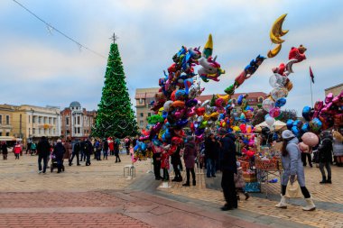 Kropyvnytskyi, Ukrayna - 1 Ocak 2018: Kimliği belirsiz insanlar Noel ve Yeni Yıl tatilleri boyunca şehir meydanında yürüyorlar. Şehir merkezinde büyük bir Noel ağacı var.
