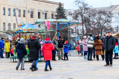 Kropyvnytskyi, Ukrayna - 1 Ocak 2018: Halk yürür ve halk parkında dinlenir