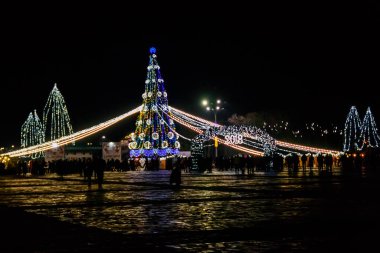 Kremenchug, Ukrayna - 6 Ocak 2018: Şehir merkezinde süslenmiş ve aydınlatılmış Noel ağacı