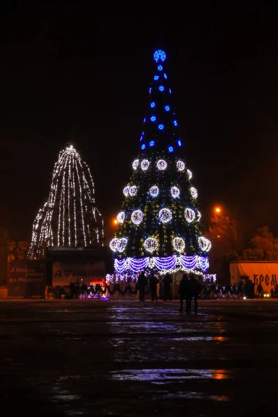 Kremenchug Ukrayna Aralık 2016 Şehir Merkezinde Süslenmiş Aydınlatılmış Noel Ağacı — Stok fotoğraf