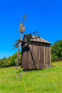 Ukrayna, Kiev yakınlarındaki Pyrohiv (Pirogovo) köyünde eski ahşap yel değirmeni