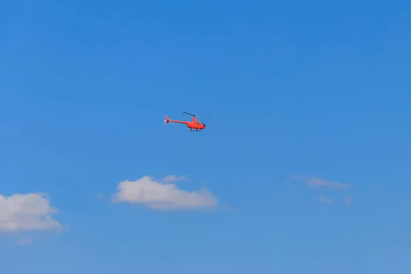 Hélicoptère Volant Orange Dans Ciel Bleu — Photo