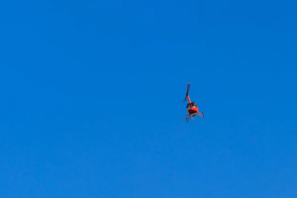 Fliegender Orangefarbener Hubschrauber Blauen Himmel — Stockfoto