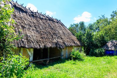 Ukrayna köyündeki eski ahır.