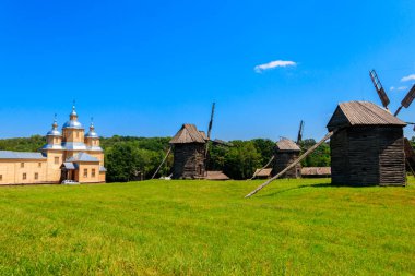 Ukrayna 'nın Kiev kenti yakınlarındaki Pirohiv (Pirogovo) köyündeki Ukrayna Halk Mimarisi ve Halk Yolları Açık Hava Müzesi manzarası