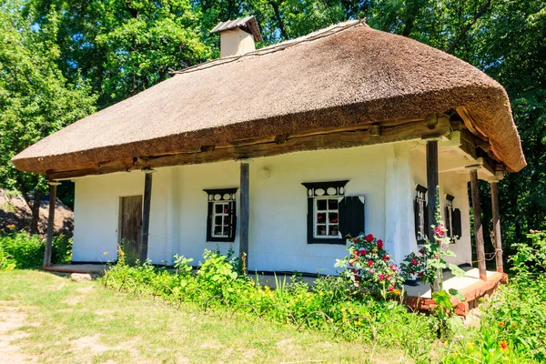 Ukrayna 'nın Kiev kenti yakınlarındaki Pyrohiv (Pirogovo) köyündeki antik Ukrayna kırsal evi