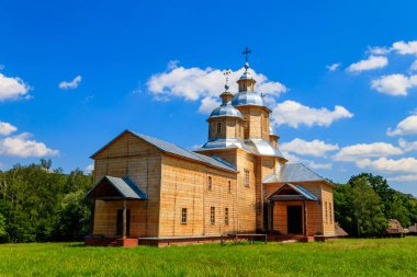 Ukrayna 'nın Kiev kenti yakınlarındaki Pyrohiv (Pirogovo) köyünde antik ahşap kilise yeniden inşa edildi.