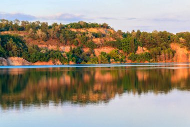 Yazın terk edilmiş taş ocağında göl manzarası