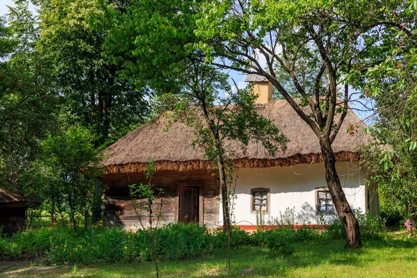 Αρχαίο Παραδοσιακό Ουκρανικό Αγροτικό Σπίτι Στο Χωριό Πιροχίβ Πιρογκόβο Κοντά — Φωτογραφία Αρχείου