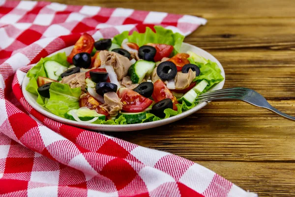 Leckerer Thunfischsalat Mit Salat Schwarzen Oliven Und Frischem Gemüse Auf — Stockfoto