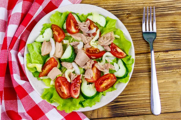 Leckerer Thunfischsalat Mit Salat Und Frischem Gemüse Auf Einem Holztisch — Stockfoto