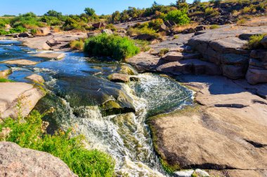 Ukrayna 'nın Dnipropetrovsk bölgesindeki Kamenka nehri üzerindeki Tokovsky şelalelerinin manzarası