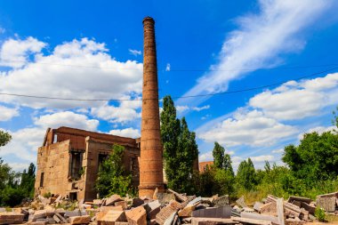 Eski terk edilmiş fabrikanın kalıntıları.