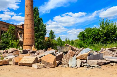 Eski terk edilmiş fabrikanın kalıntıları.