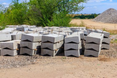 Yol yapımı için yeni beton kaldırımlar