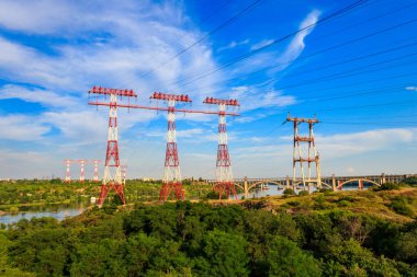 Ukrayna, Zaporizhia 'daki Khorytsia adasındaki Dinyeper nehri boyunca yüksek voltajlı elektrik hattı.
