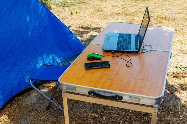 Laptop Myszką Komputerową Smartfonem Składanym Stole Piknikowym Kempingu Praca Podczas — Zdjęcie stockowe