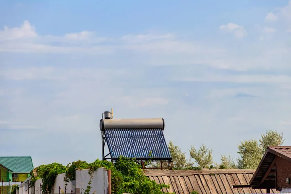 Solarny Podgrzewacz Wody Dachu Domu Mieszkalnego Energia Odnawialna Dla Gospodarstw — Zdjęcie stockowe