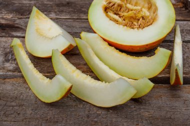 Köy ahşap bir masada dilimlenmiş taze kavun.