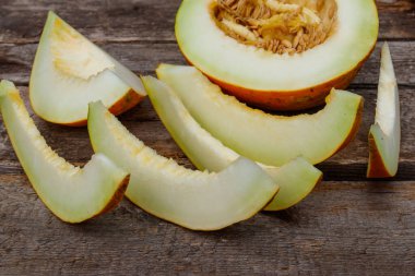 Köy ahşap bir masada dilimlenmiş taze kavun.