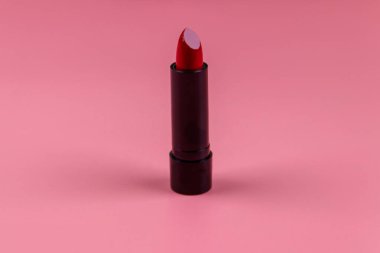 Pastel pembe arka planda kırmızı ruj.