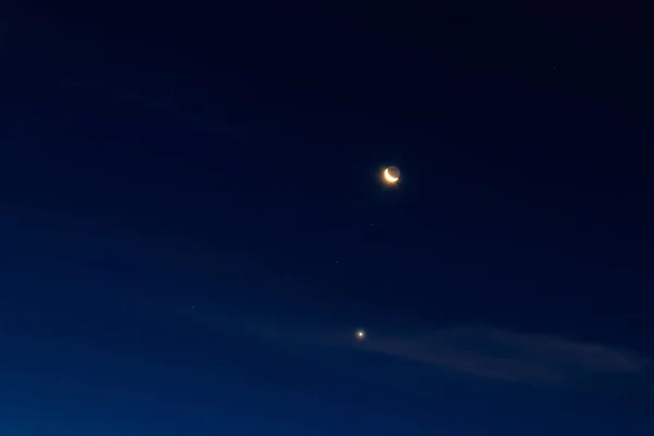 Lua Crescente Estrelas Céu Azul Escuro — Fotografia de Stock