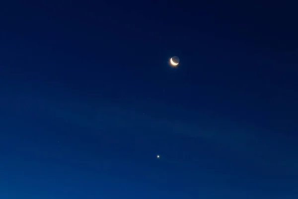 Ημισέληνο Και Αστέρια Σκούρο Μπλε Ουρανό — Φωτογραφία Αρχείου