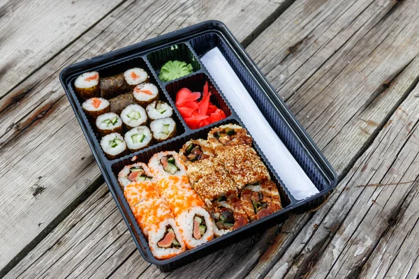 Conjunto Rolos Sushi Caixa Plástico Mesa Madeira Sushi Para Tirar — Fotografia de Stock