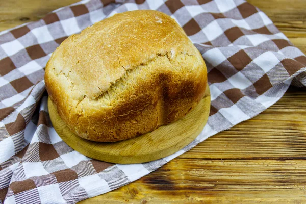 Zelfgebakken Brood Een Houten Tafel Vers Gebakken Een Elektrische Broodmachine — Stockfoto