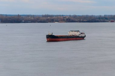 Kargo gemisi Dinyeper nehrinde yol alıyor.