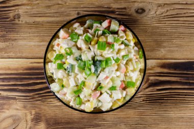 Yengeç çubuklu salata, mısır, salatalık, yumurta, pirinç ve mayonez. Üst görünüm