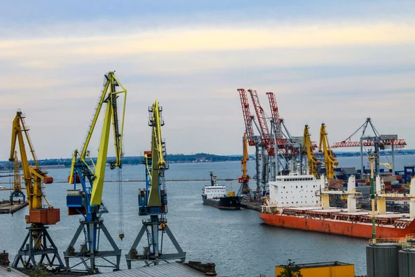 ウクライナのオデッサの貨物海港でクレーンや産業船を収容 — ストック写真