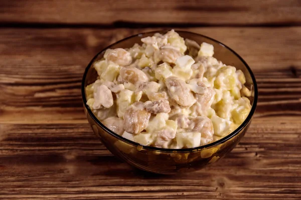 Ensalada Con Frijoles Blancos Papas Carne Pollo Huevos Mayonesa Sobre —  Fotos de Stock